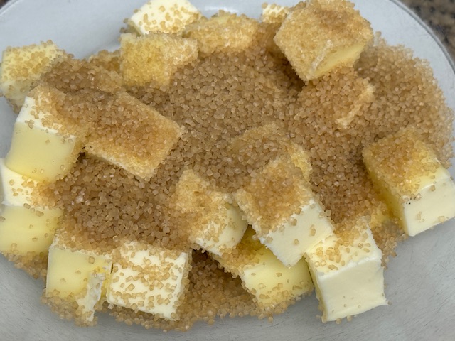 Dés de beurre recouverts de cassonade.