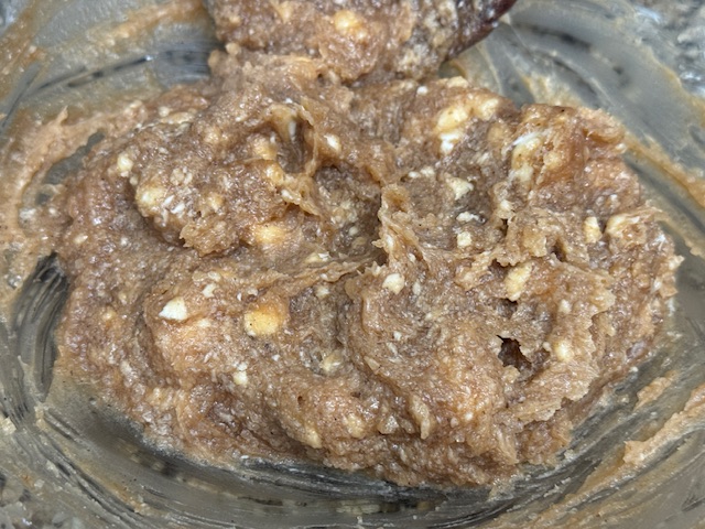 La pâte avec la crème de marrons incorporée. C'est beaucoup plus homogène, mais il reste de petits pois de beurre partout.