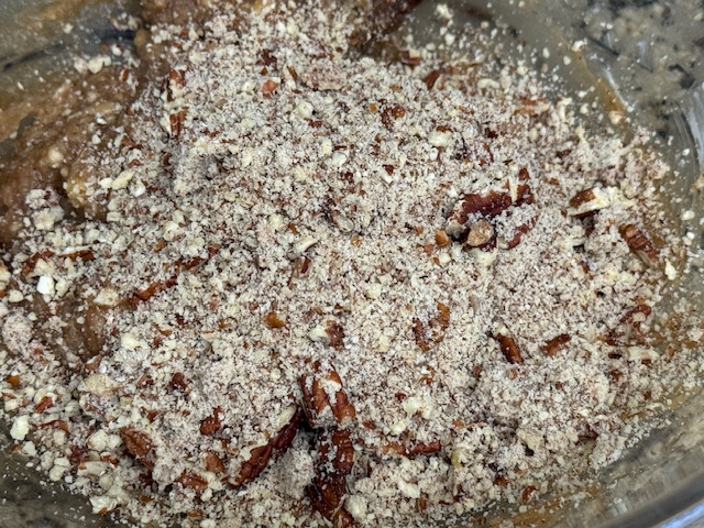 Poudre de noix de pécan versée sur la pâte.