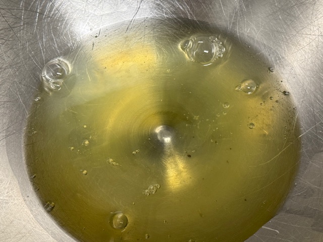 Blancs d'œuf dans le bol du robot