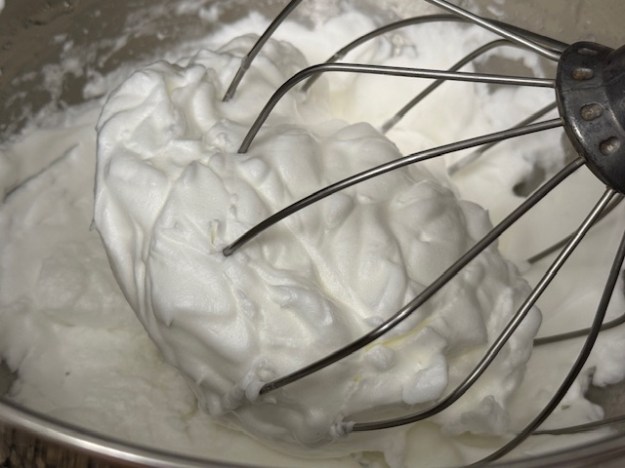 Fouet du robot plein de blancs montés en neige en gros plan