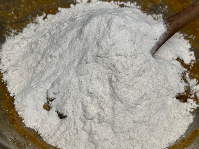 Tas de farine sur la pâte