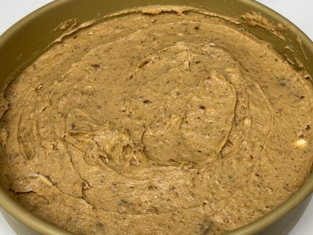 Moule à gâteau plein de pâte, bien égalisée