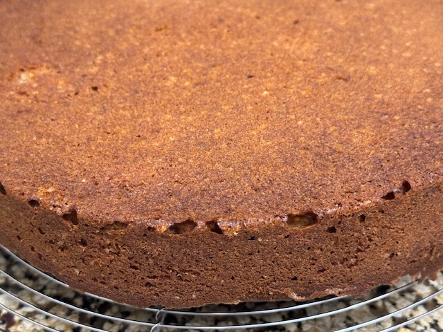 Vue avec le gâteau en gros plan sur la grille.