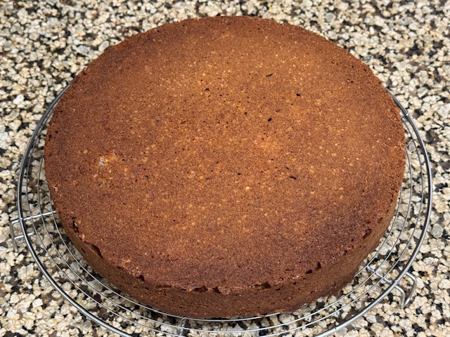 Vue du gâteau entier sur la grille.