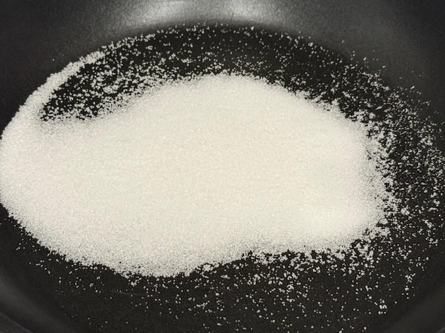Sucre dans la poêle, toujours en poudre