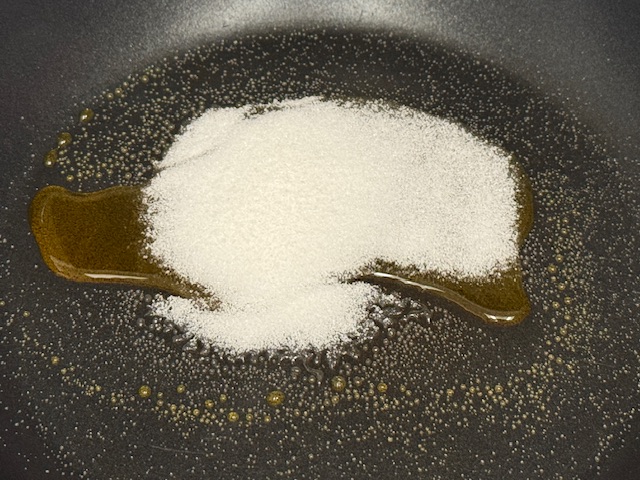 Plus de sucre versé sur le caramel