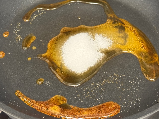 Caramel plus chaud, sur le point de bouillir, le sucre restant là