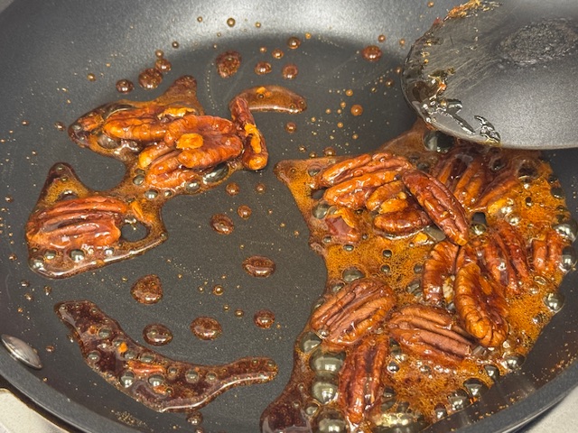 Noix de pécan bien caramelisées et retournées, donc complètement retournées.