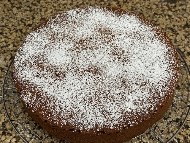 Surface du gâteau, peu importe les noix de pécan -- c'est bien recouverte de sucre glace