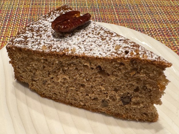 Bout du gâteau. Les bords sont très nets, une seule noix de pécan répose sur le dessus, et il y a évidemment plein de poches d'air, ce qui donnent le gâteau sa hauteur et texture aérée.