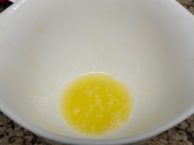 Bol avec du beurre fondu