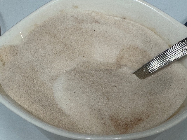 Sucre bien mélangé avec la cannelle pour avoir une jolie couleur brune partout