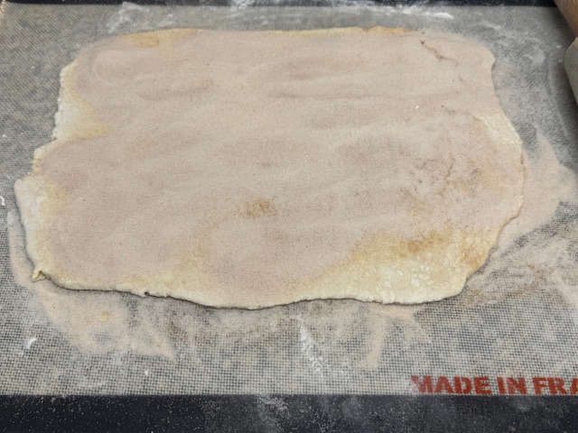 Pâte saupoudré avec le reste du mélange de sucre