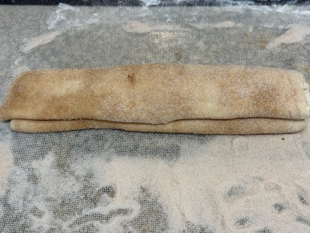 Bûche de pâte tournée selon la longueur du plan de travail