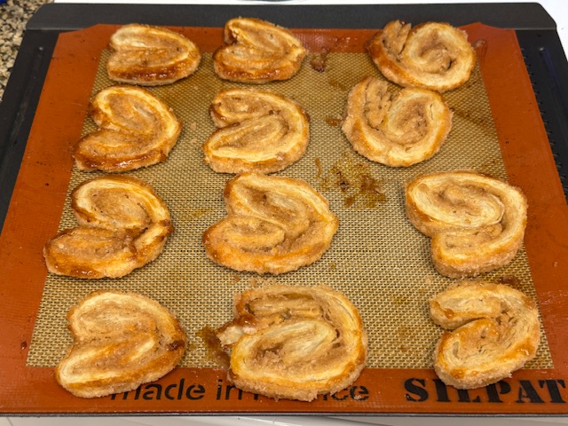 Orejas sorties du four après 10 minutes, tournées pour voir l'autre côté