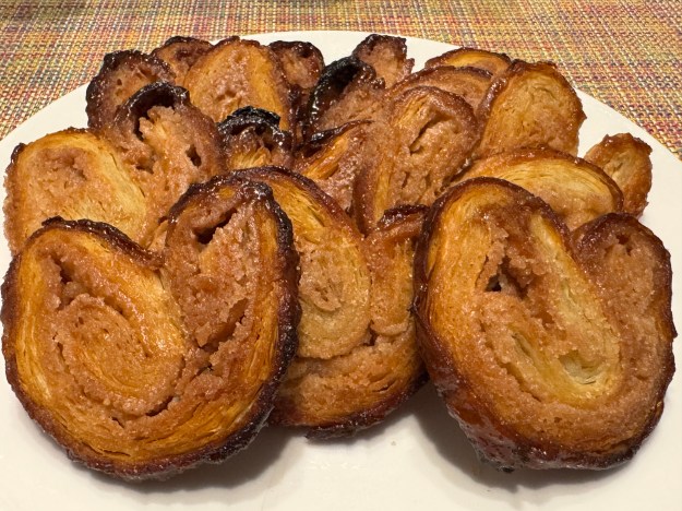 Assiette avec une douzaine d' orejas, toutes bien dorées, quelques avec du caramel brûlé sur les bords