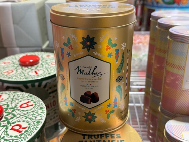 Boîte dorée avec une photo de truffes au chocolat sur l'étiquette