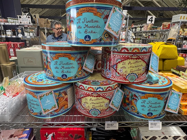 Pyramide de boîtes de panettone