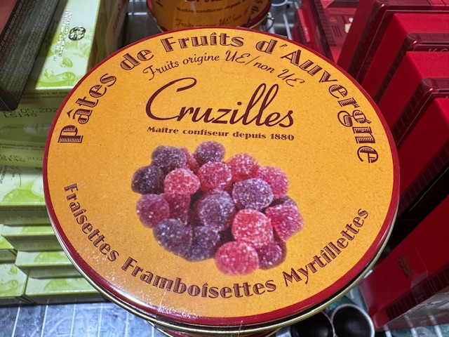 Boîte ronde de pâtes de fruits aux fruits rouges, de la marque Cruzilles