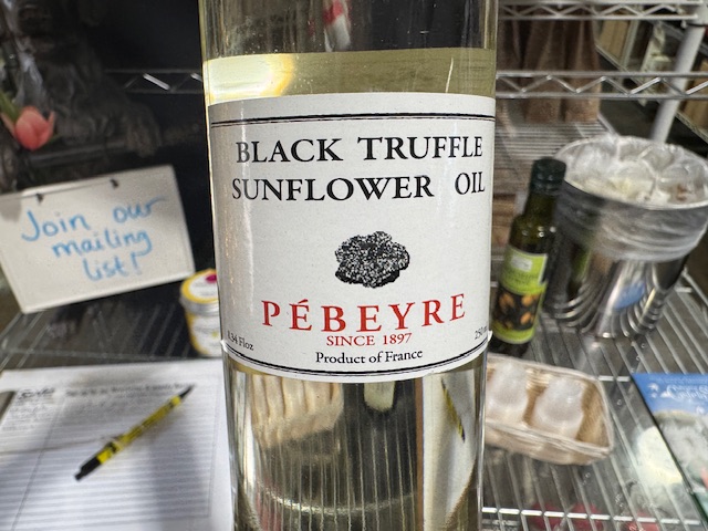 Bouteille d'huile d'olive aux truffes noires.