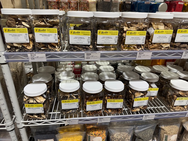 Une douzaine de genres de champignons séchés 