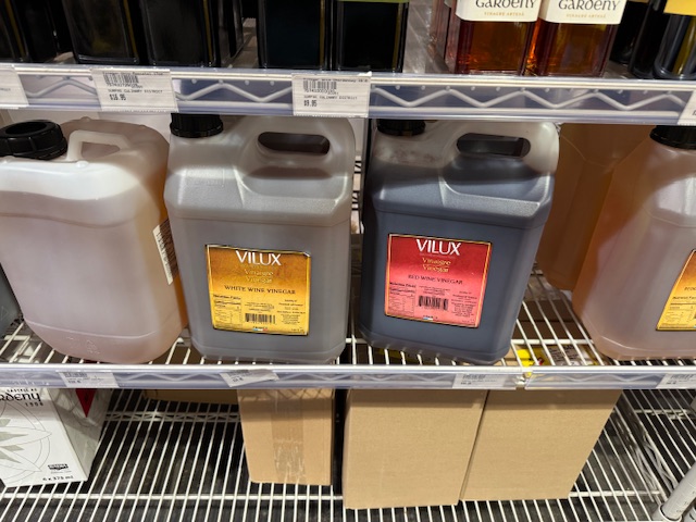 Plusieurs boîtes de vinaigre, toutes de 5 L