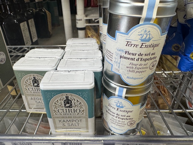Des boîtes de sel, dont une fleur de sel au piment d'Espelette