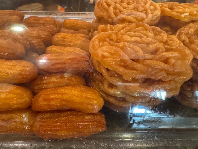 Des desserts inconnus, apparemment des pâtisseries frites à l'huile