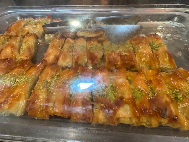 Une boîte en plastique pleine de petits baklavas