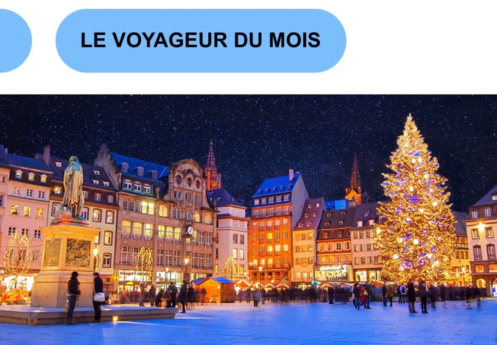 Photo d'une place décorée pour Noël avec un gros sapin.
