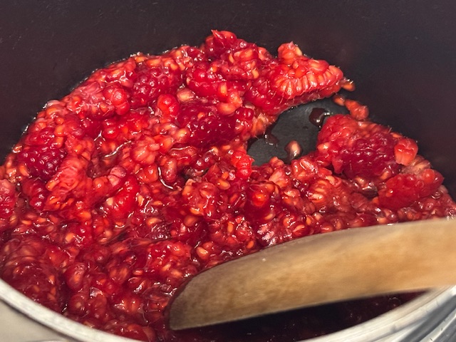 Framboises écrasées avec la cuillère