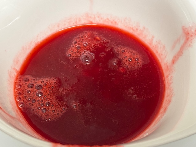 Coulis tamisé dans un petit bol blanc