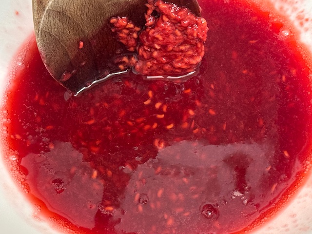 Coulis en gros-plan pour voir les graines déposées là-dedans