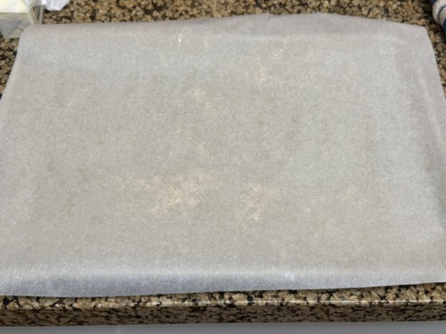 Papier graissé posé sur la plaque de cuisson