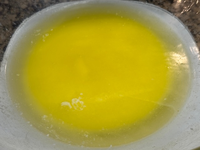 Beurre fondu dans le saladier