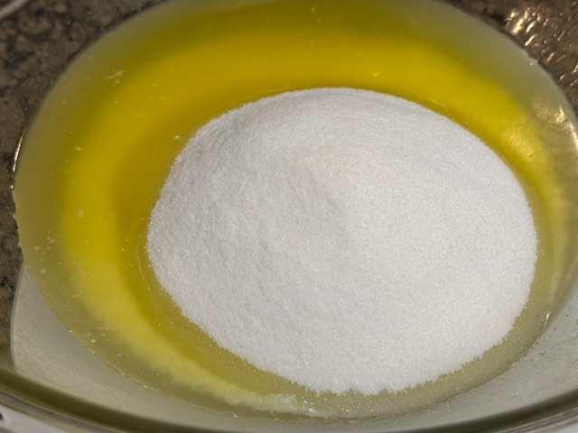 Tas de sucre au milieu du beurre fondu