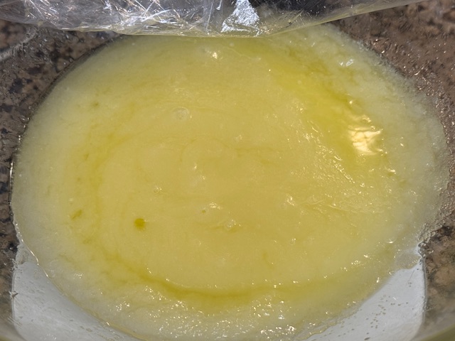 Mélange de beurre et sucre. C'est une pâte jaune très pâle et très épaisse