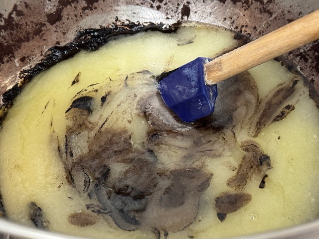 Beurre mélangé avec le mélange au chocolat