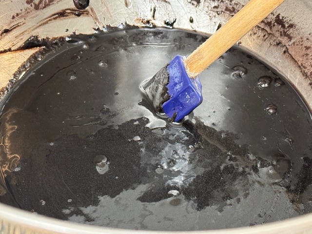 Mélange homogène ; c'est maintenant très liquide