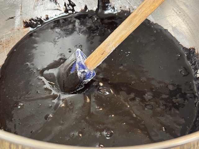 Pâte de brownie homogène après la farine. C'est plus épaisse, mais pas trop.