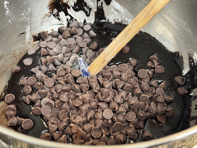 Tas de pépites de chocolat sur la pâte à brownie