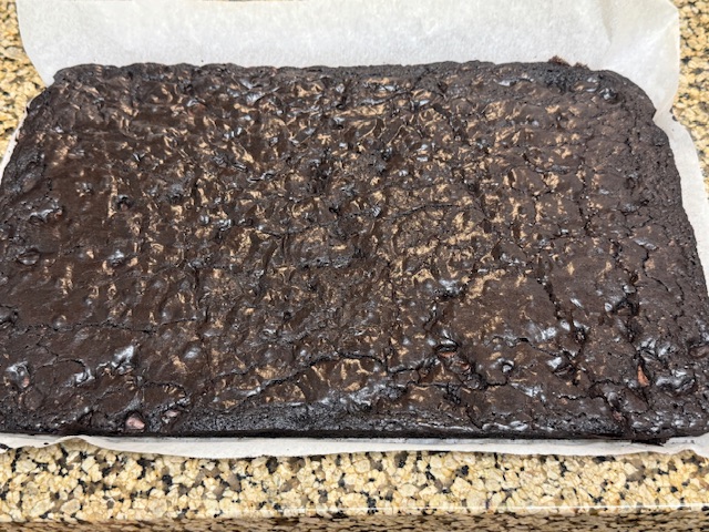 Brownies sur le papier avec le comptoir très visible au-dessous ; la plaque a été rétirée