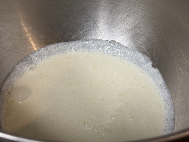 Crème dans le bol du robot