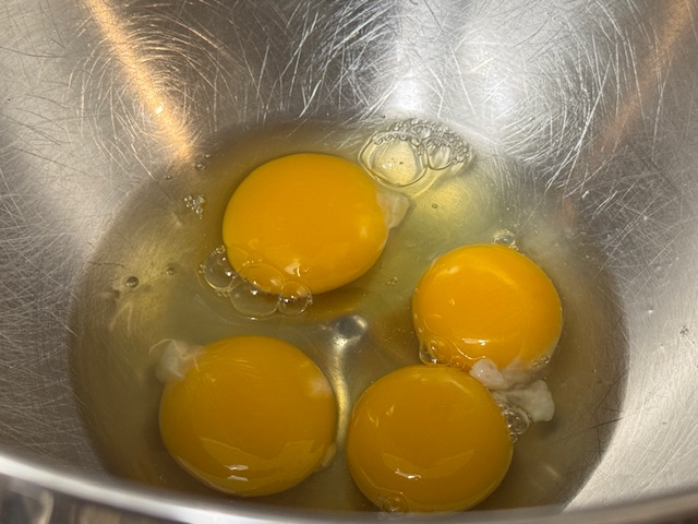 Œufs et jaunes ensemble dans le bol, avant de fouetter