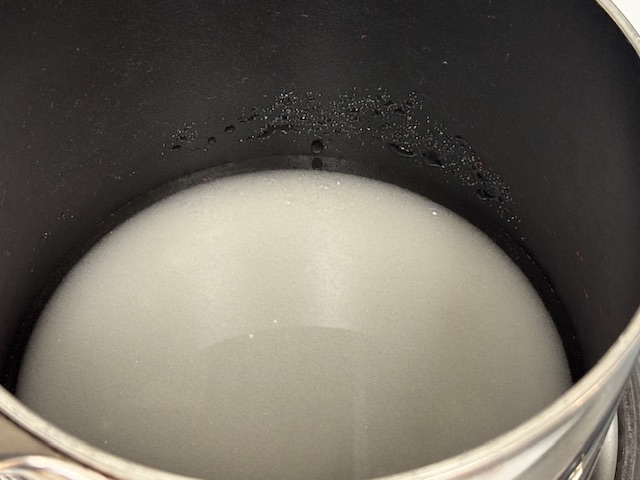 Sucre et eau dans la casserole