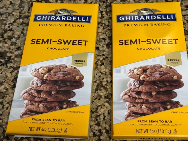 Deux barres de chocolat Ghirardelli, toujours dans leur emballage jaune, avec les mots "Semi-Sweet" (demi-doux) en majuscules