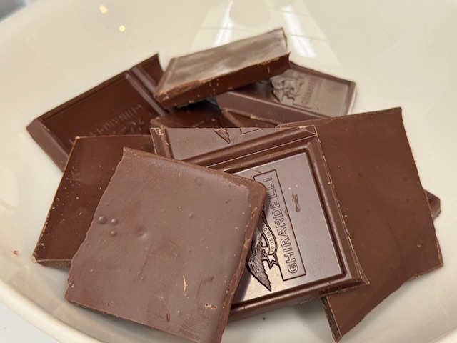 Carrés de chocolat noir dans un bol