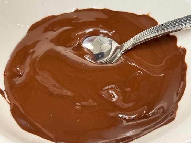 Chocolat bien fondu, avec une cuillère posée dans le bol