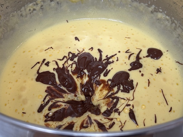 Chocolat versé dans les œufs